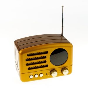 Minijaturni multimedijski digitalni tranzistor retro dizajna s Bluetooth i FM radio mogućnostima
