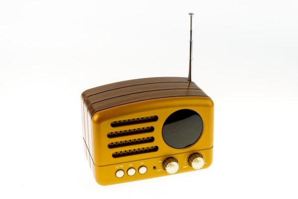 Minijaturni multimedijski digitalni tranzistor retro dizajna s Bluetooth i FM radio mogućnostima