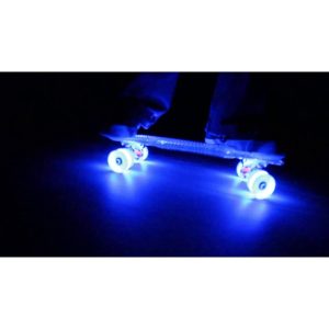 Skateboard  sa svjetlećim kotačima u raznim bojama